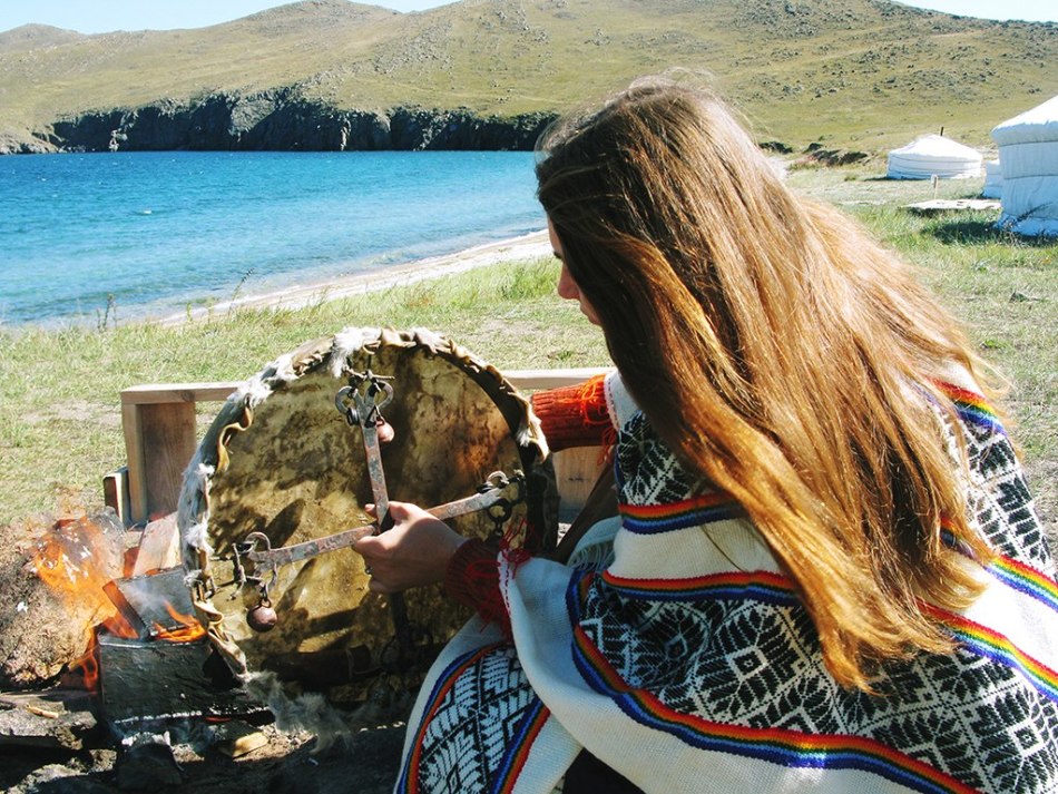 Gadis itu memegang ritual di tempat kekuasaan - di pantai Danau Baikal