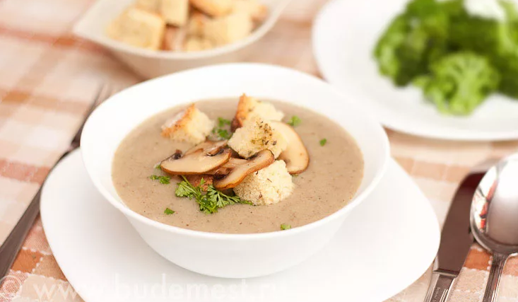 Cream-Sup dengan kentang dan royal champignons