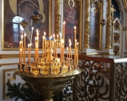Où et comment mettre une bougie «pour la santé» et «pour le reste» dans l'église: quelles icônes, séquence, que dire, combien de bougies sont mises en santé?