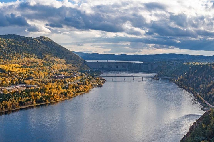 Fiume flusso pieno in Siberia