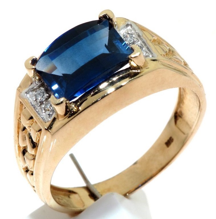 Złoty męski pierścień z niebieskim kamieniem