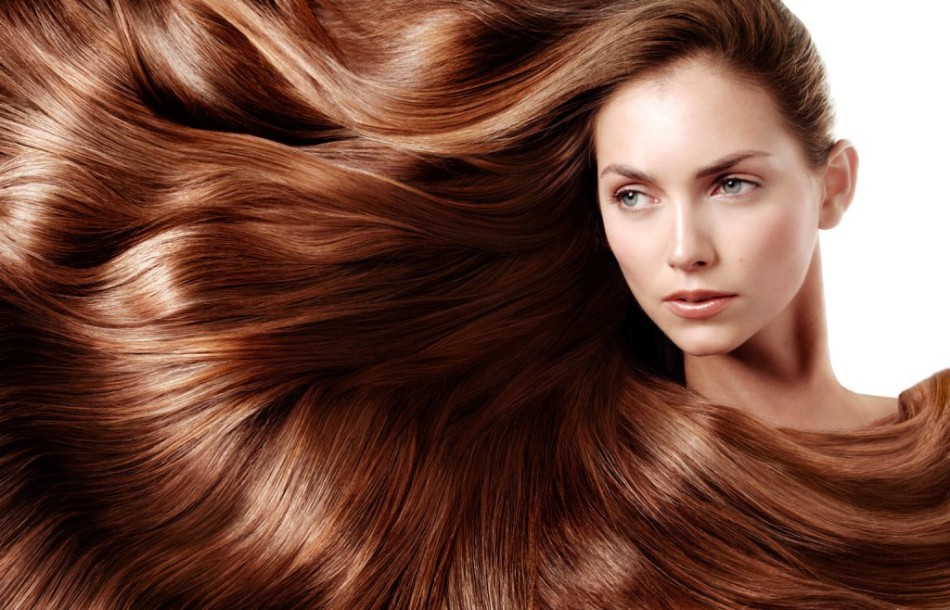 Pour améliorer l'apparence des cheveux, il suffit de couler quelques gouttes d'huile de sandale sur un peigne.