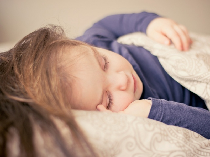 Что делать, если ребенок ходит во сне?