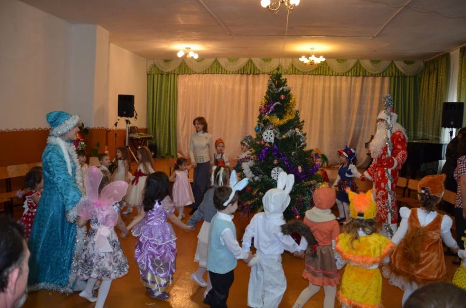 The main dance of the New Year's matinee is a round dance.