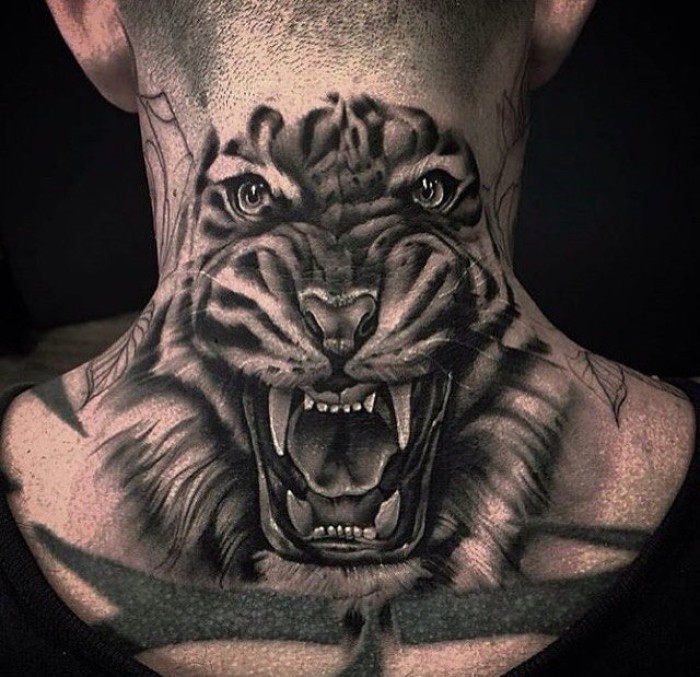 Эффектное крупное тату в виде тигра достойно украсит шею смелого человека