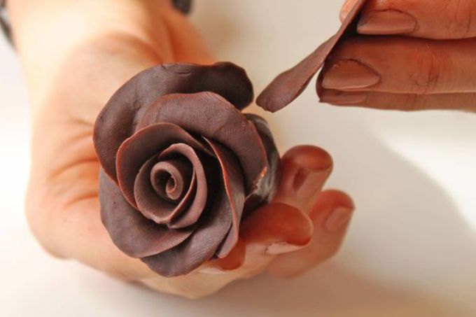 Вот такой получается шоколадная роза - одна из тех, из которых составится букет в шляпной коробке