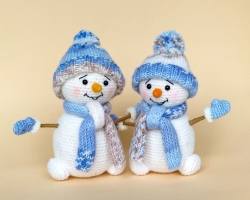 How to tie a snowman with crochet and knitting needles: schemes with a description, video for beginners, ideas