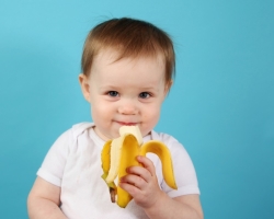 Combien de mois un enfant peut-il donner une purée de banane et de banane fraîche dans des aliments complémentaires? Est-ce que les allergies aux bananes chez les enfants? Comment choisir une banane pour un bébé? Comment faire cuire la purée de pommes de terre à la banane: recette