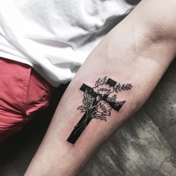 Миниатюрная татуировка с крестом
