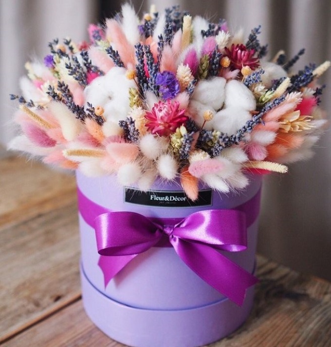 Букет в шляпной коробке из сухоцветов - необычайно мило