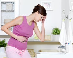Hogyan lehet túlélni a toxikózist a terhesség korai szakaszában: elsősegély a toxikózishoz a korai szakaszban, az orvosok ajánlásai, a toxózisban szenvedő nők áttekintése
