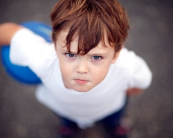 Otrok je jezen: kaj storiti, kako se odzvati na agresijo otrok?