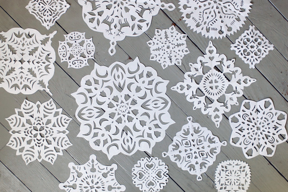 Flocons de neige beaux et différents en papier