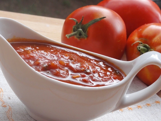 Resep saus lezat dengan daging, ikan, dan sayuran. Bagaimana cara menyiapkan menyelinap tomat?