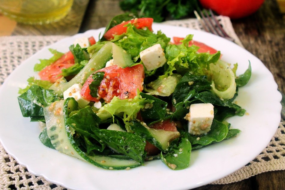 Feluță dietetică - salată de legume ușoare cu pansament cu ulei de nucă de cocos