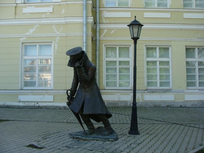 Скульптура "человек в футляре" в таганроге