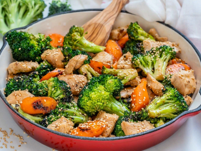 How to make broccoli broccoli deliciously: soup recipes, casserole, salad