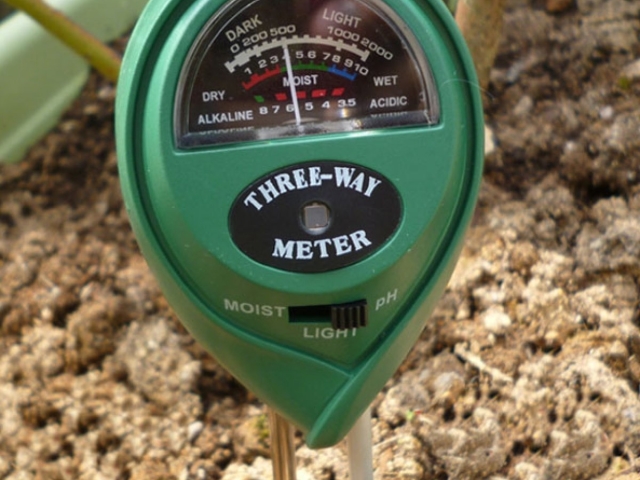 How to determine the acidity of PH soil yourself at home?