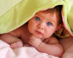 Почему новорожденный ребенок срыгивает грудное молоко и икает?  Когда ребенок перестает срыгивать?