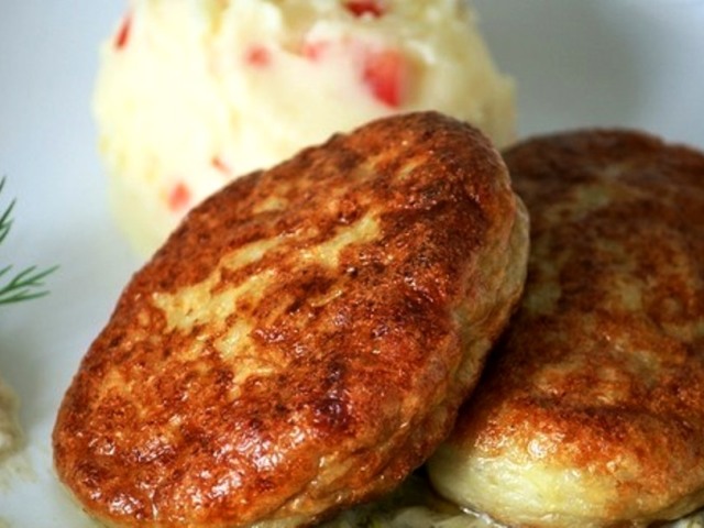 Warum und ist es notwendig, dem gehackten Fleisch Brot für Schnitzel hinzuzufügen? Welches Brot oder Brot oder Brot ist besser zu Schnitzeln hinzugefügt? Was kann in gehacktes Fleisch anstelle von Brot gesteckt werden? Brot für Schnitzel in Milch einweichen oder nicht?