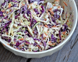 Finom és egészséges receptek a káposzta salátákhoz. Hogyan készítsünk salátát káposztával az ünnepi asztalhoz?