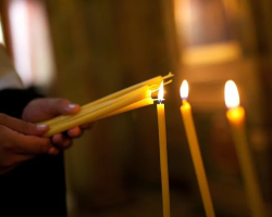 Sveča je padla na tla hiše, v cerkvi in \u200b\u200bšla ven: znak. Padla sveča v cerkvi: Kaj mislijo duhovniki o tem?