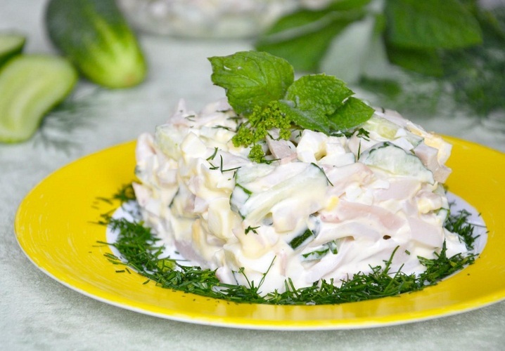 Пикантный салат с кальмарами