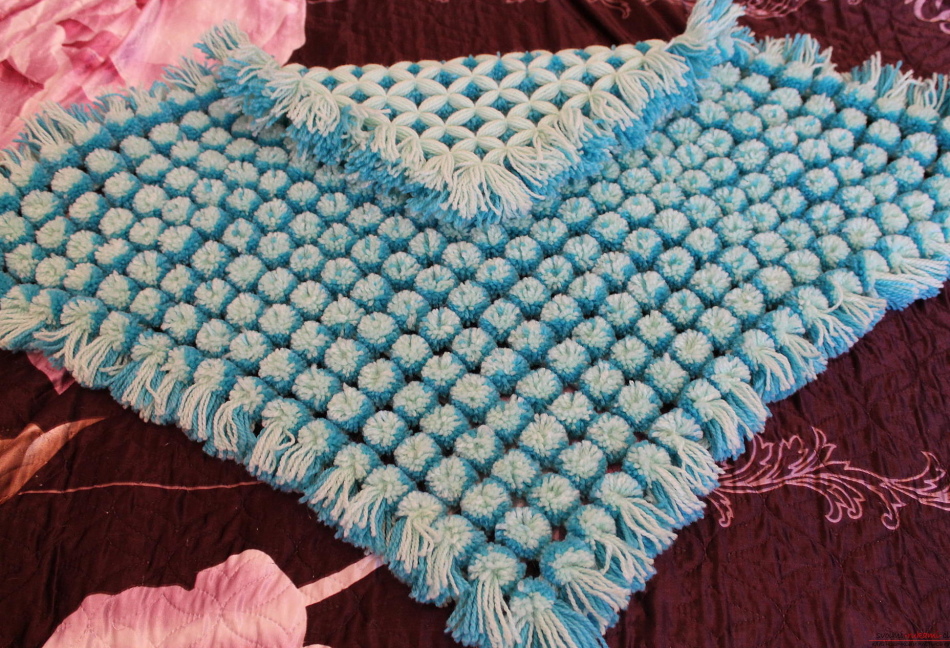 Blue blanket with a white base