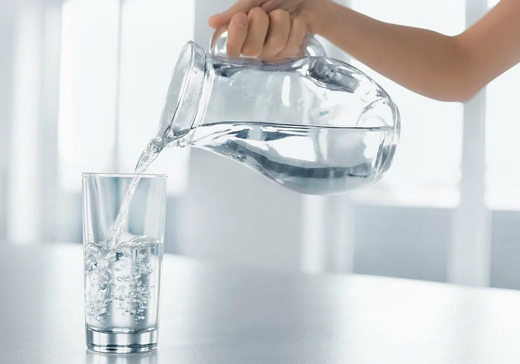 Szklanka ciepłej wody powinna być pijana rano na pusty żołądek