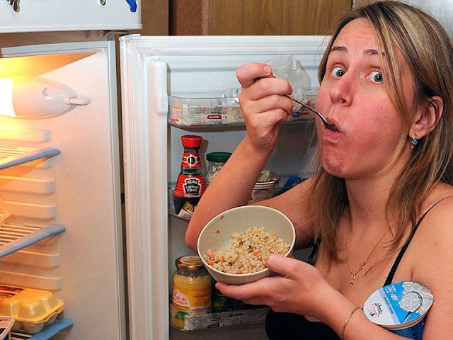 Kerakusan dan makan berlebihan di malam hari: tanda -tanda penyebab, konsekuensi. Apa yang harus dilakukan saat makan berlebihan di malam hari, bagaimana cara menghilangkan rasa lapar di malam hari?