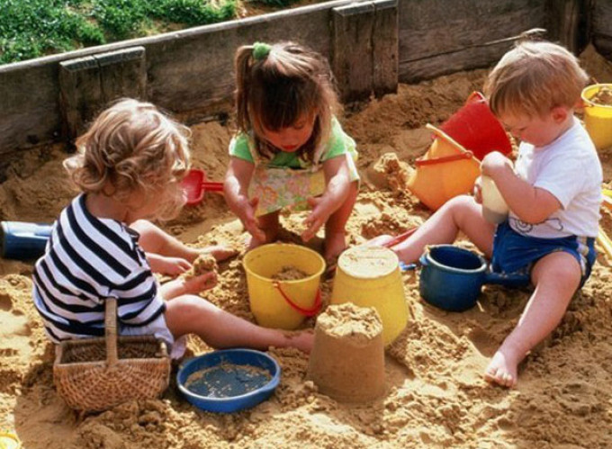 Дети играют в песочнике
