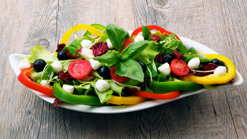 Décoration de salade avec des herbes lumineuses