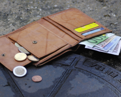 Mi a teendő, ha pénzt, pénztárcát találok az utcán, kártyák, dokumentumok: Ügyeljen arra, hogy térjen vissza? Hogyan hagyhatunk pénztárcát és pénzt magának? Miért nem nevelnek valaki más pénztárcáját, pénzét, dokumentumait?