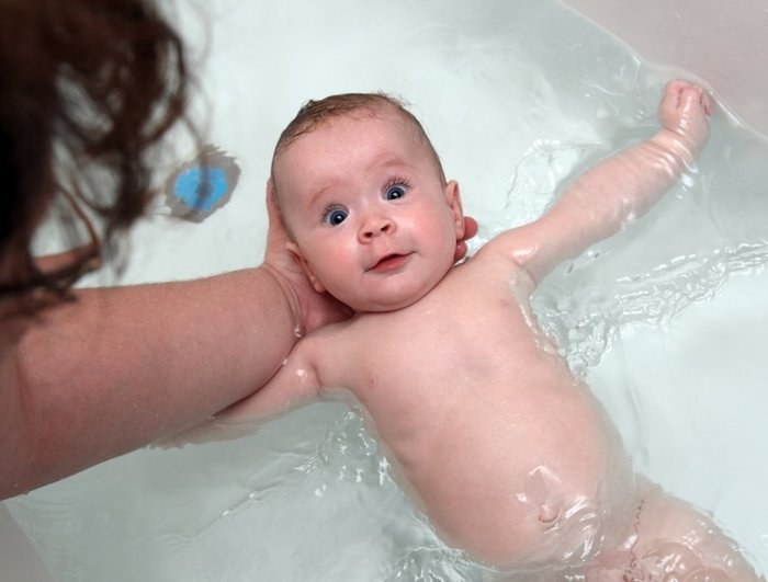 Ein Neugeborenes baden. Was wird für das tägliche Baden benötigt?