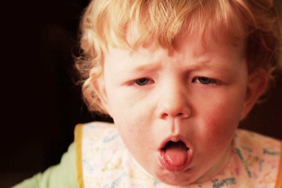 La toux chez les enfants provoque une forte toux avec des spasmes