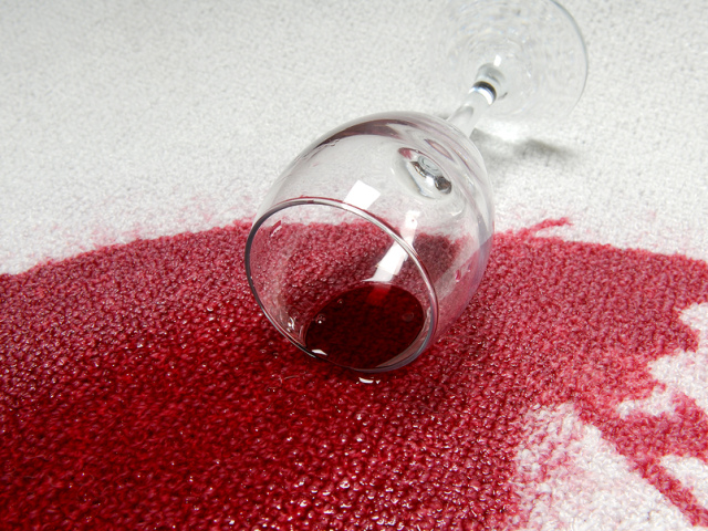 Hogyan és hogyan lehet eltávolítani a vörös bort fehér és színes szövetekkel, ruhákkal, ingekkel, t -pályákkal, t -pályákkal, terítőkkel, ruhákkal, gyapjúval, farmervel: recept. Hogyan és mit kell mosni a szárított vörös bort a ruhákból? Mi a vörösbor foltja?