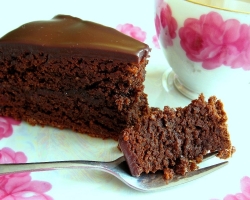 A csokoládé keksz receptjei fotóval. Hogyan főzzünk egy csokoládé kekszet forrásban lévő vízen, banánnal, tojás nélkül és túróval?
