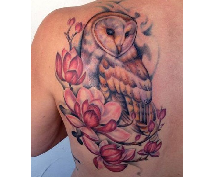 Gyönyörű tetoválások madarakkal egy vállpengén