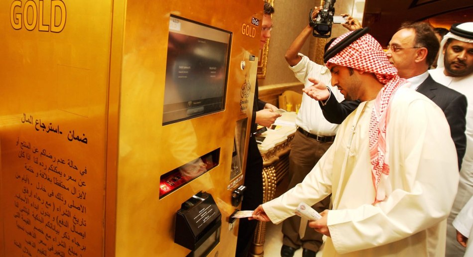 ATM negli Emirati Arabi Uniti, cambiando denaro per l'oro