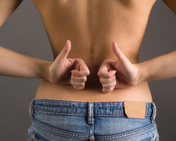 Pattanások a hátán és a vállakon. Miért fordul elő pattanás a hátsó és a vállon? A hátsó pattanások kezelése és okai a férfiakban és a nőkben a hátsó részen és a vállak