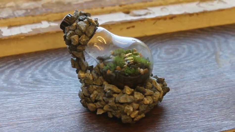 Μπορείτε να οργανώσετε δημιουργικά μια στάση για το terrarium από έναν λαμπτήρα