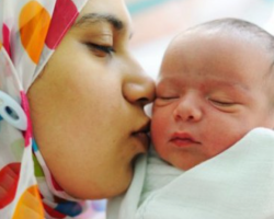 Seorang anak yang baru lahir dalam Islam. Ritual Muslim setelah kelahiran seorang anak