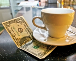 Is it worth or not to leave tips in a taxi, cafe, restaurant, hotel, courier? How to give tips in cash and using a bank card: the amount of tips, the rules for leaving tips in Russia and abroad