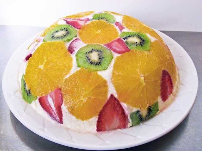 Желейный тортик со сметаной и фруктами.