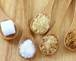 Reed sladkor, rjav in navaden: Kakšna je razlika med njimi? Zgodovina pojava trstičnega in pesnega sladkorja ter tankosti njihove proizvodnje