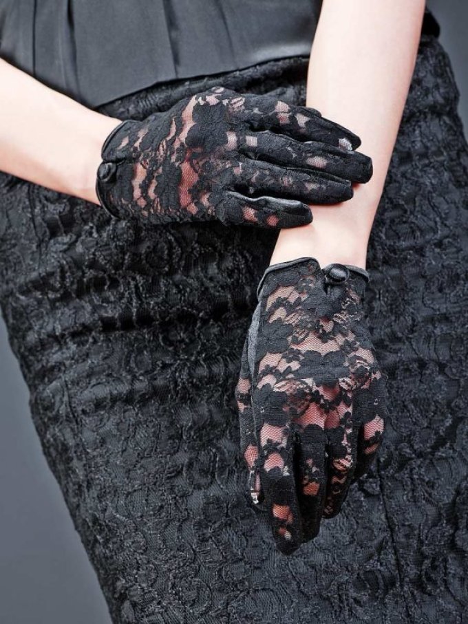 Подобрать к черному платью из кружева такие кружевные перчатки - превосходная задумка