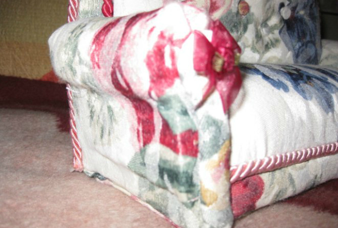 Πώς να ράψετε έναν μαλακό καναπέ με κούκλα με τα χέρια σας από αυτοσχέδια υλικά: Βήμα13