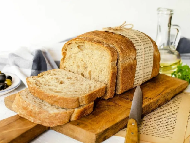 Как правильно резать хлеб — приметы: можно ли ломать руками, горбушкой вниз, на весу?