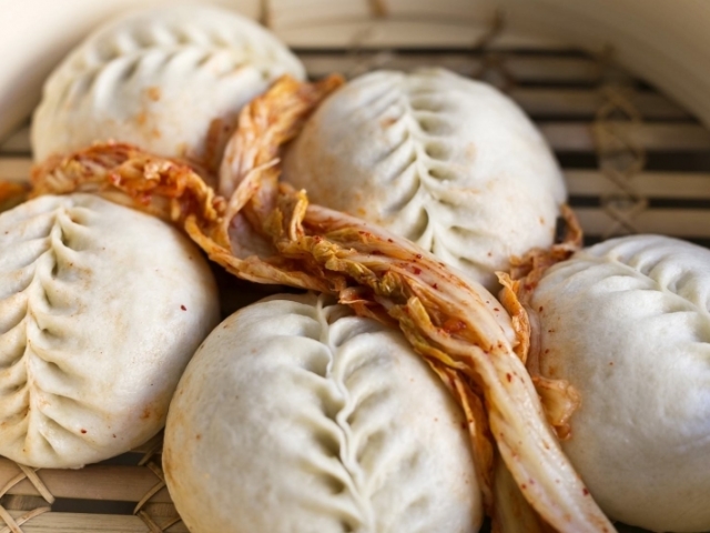 Рисовые пирожки по-корейски: со сладкой пастой из фасоли, с капустой и свиным мясом, с рыбой — 3 лучших рецепта с пошаговыми ингредиентами