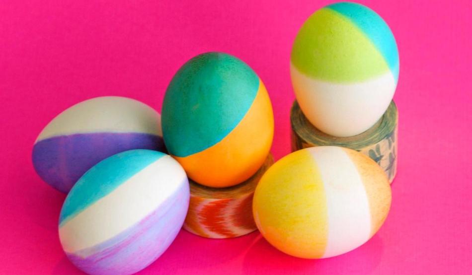 Интересный способ покраски яиц